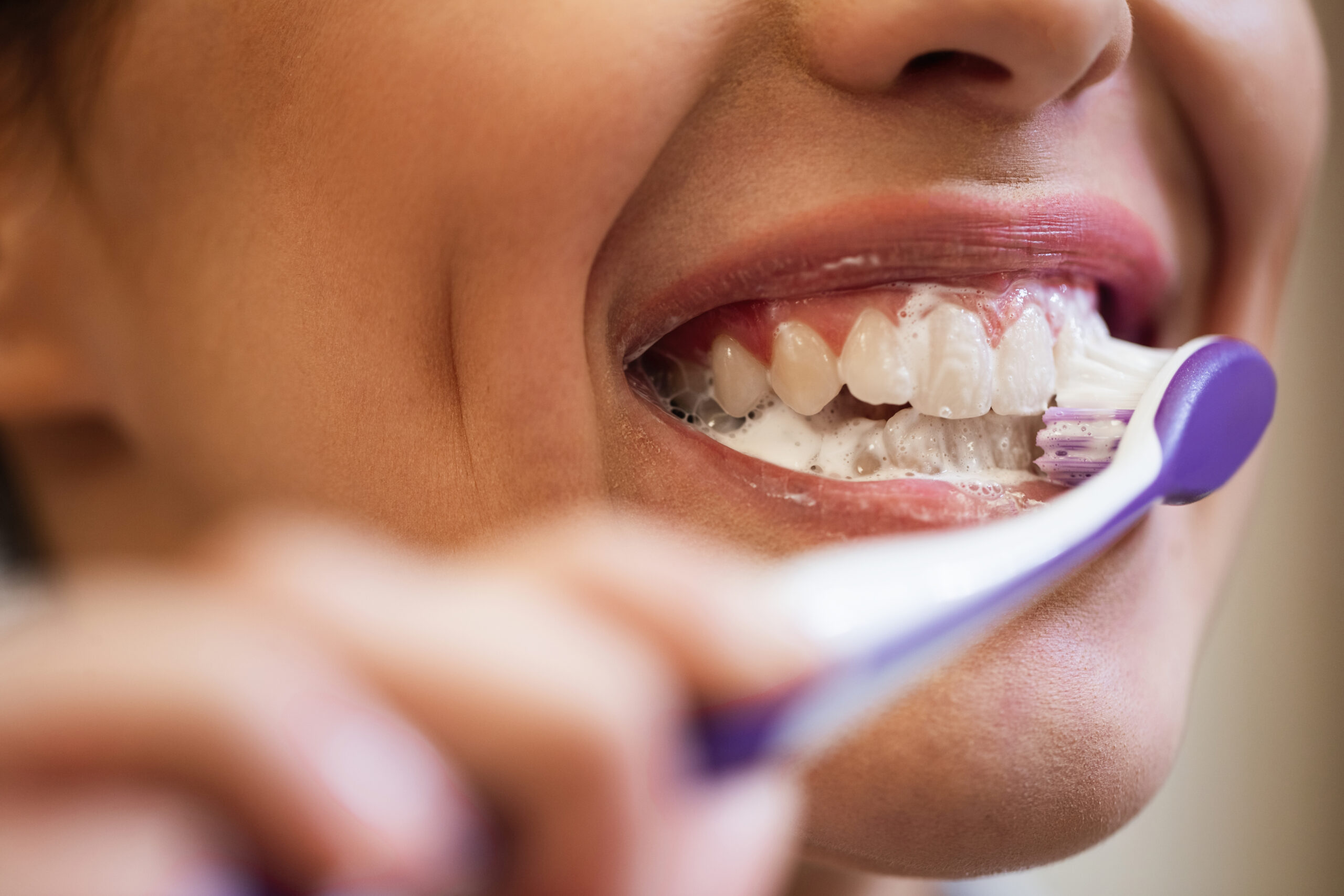 Mulher escovando os dentes para ter uma boa higiene bucal