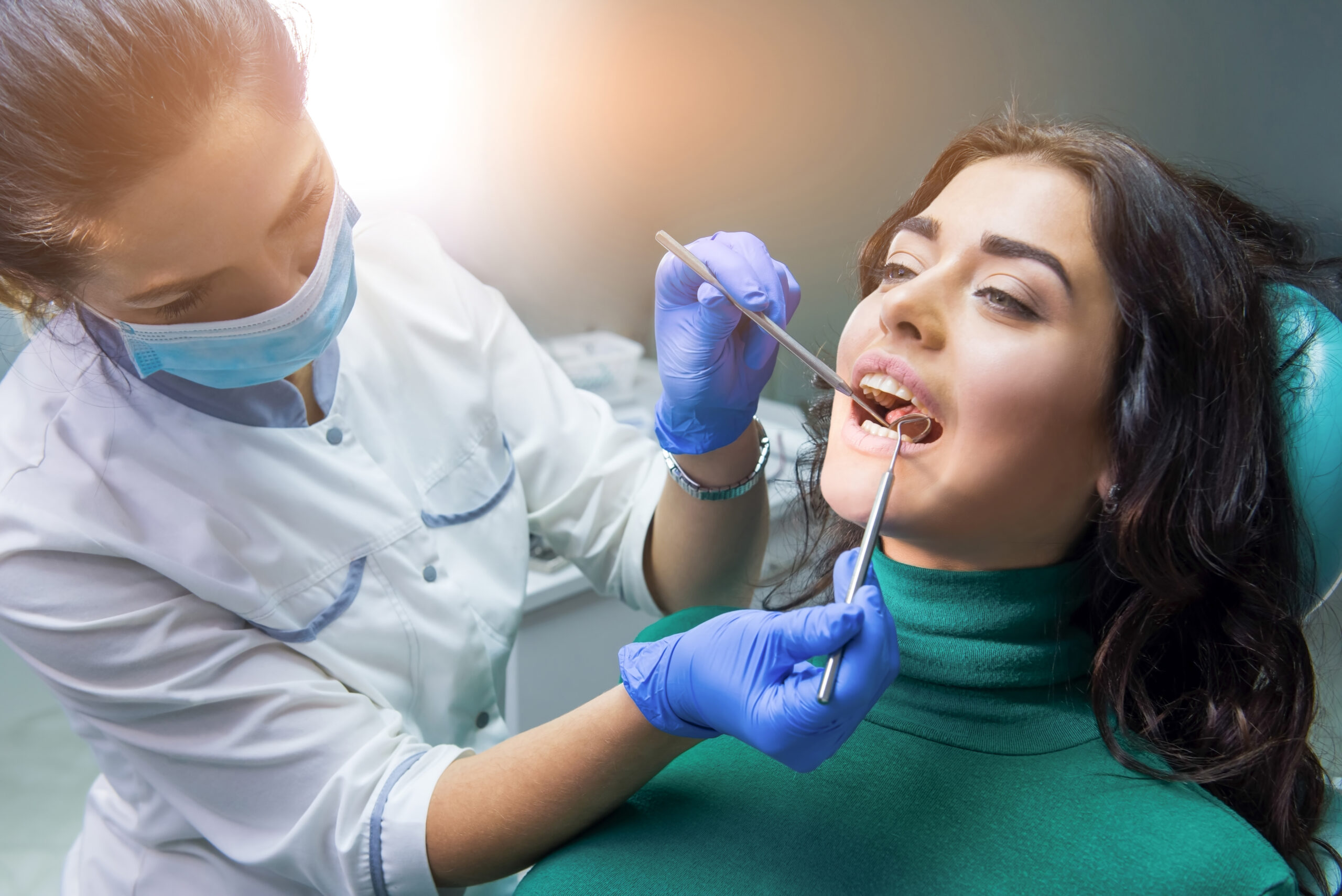 Imagem sobre Dentista em Belford Roxo, mostrando uam dentista atendendo sua paciente em um consultório iluminado pelo sol.