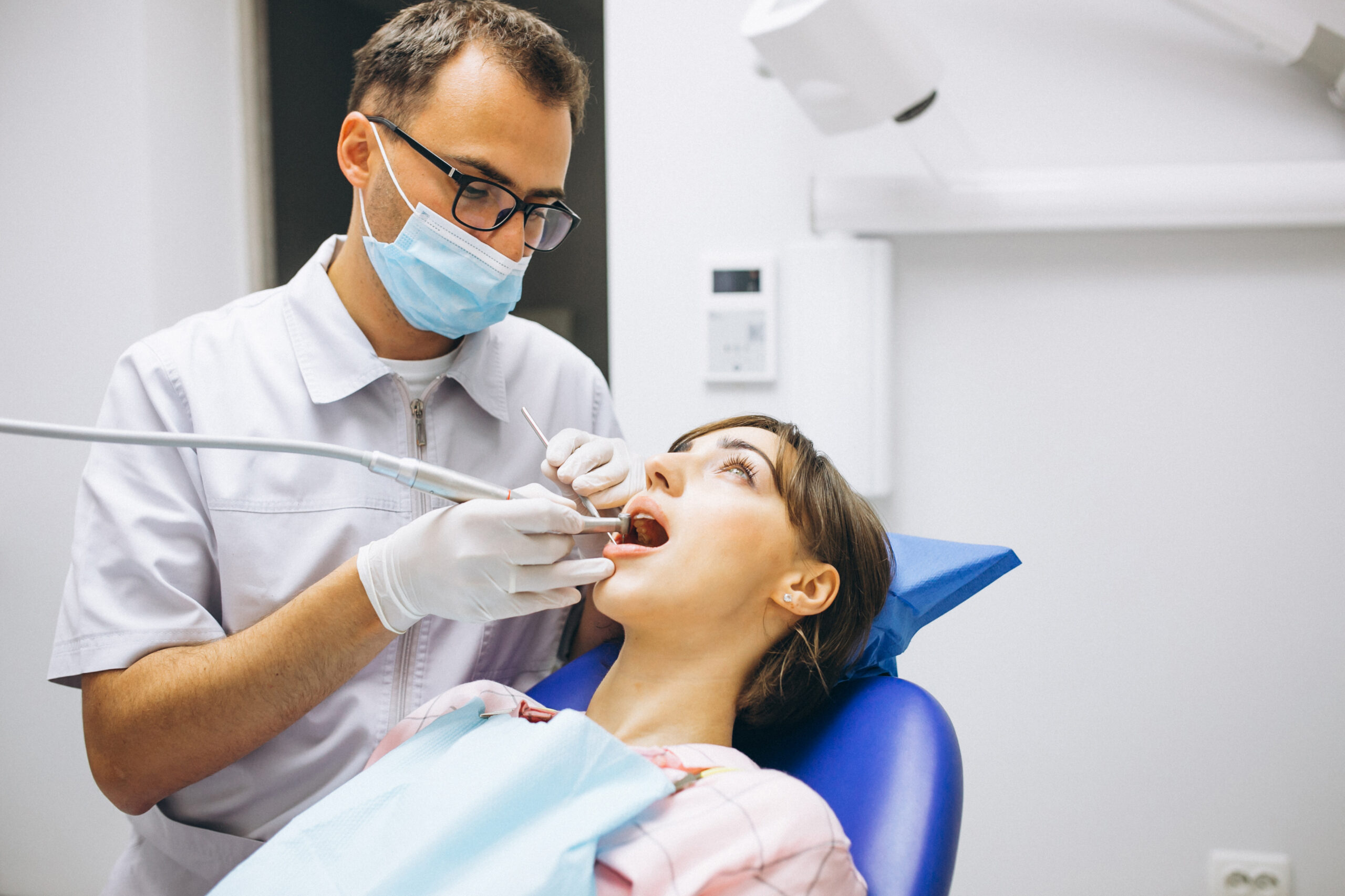 Paciente tratando gengivite na gestação com seu dentista.