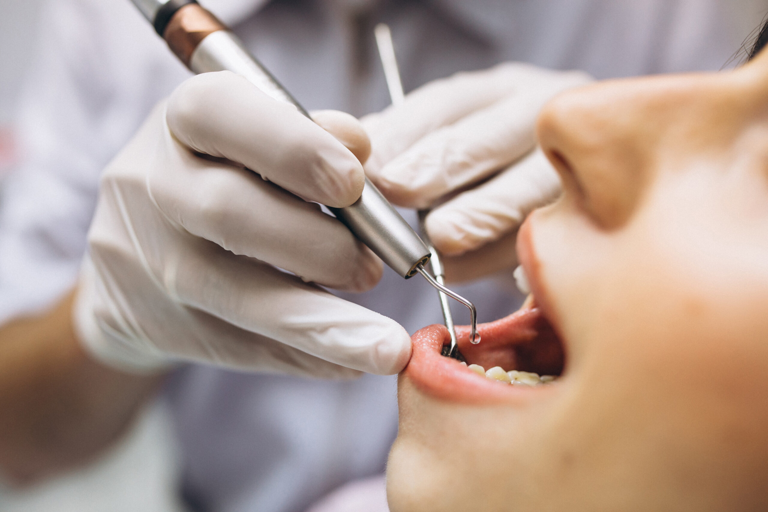 Imagem ilustrativa sobre quando ir ao dentista, mostrando uma paciente em avaliação com o profissional.