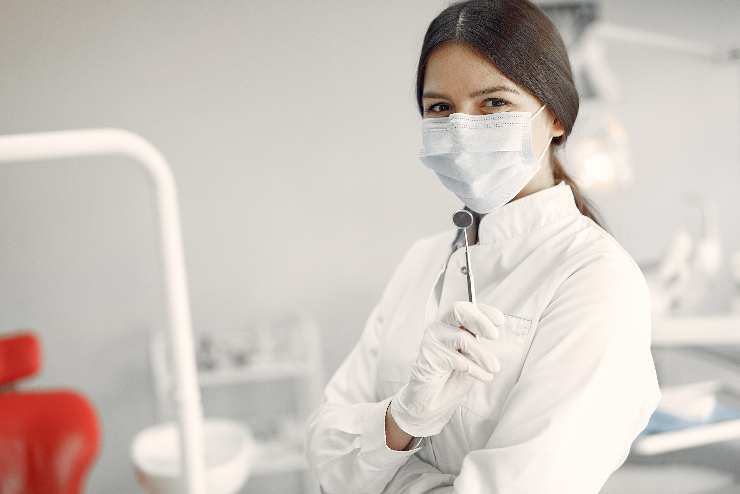 Imagem mostrando uma dentista oferecendo serviços de odontologia especializada em Belford Roxo.