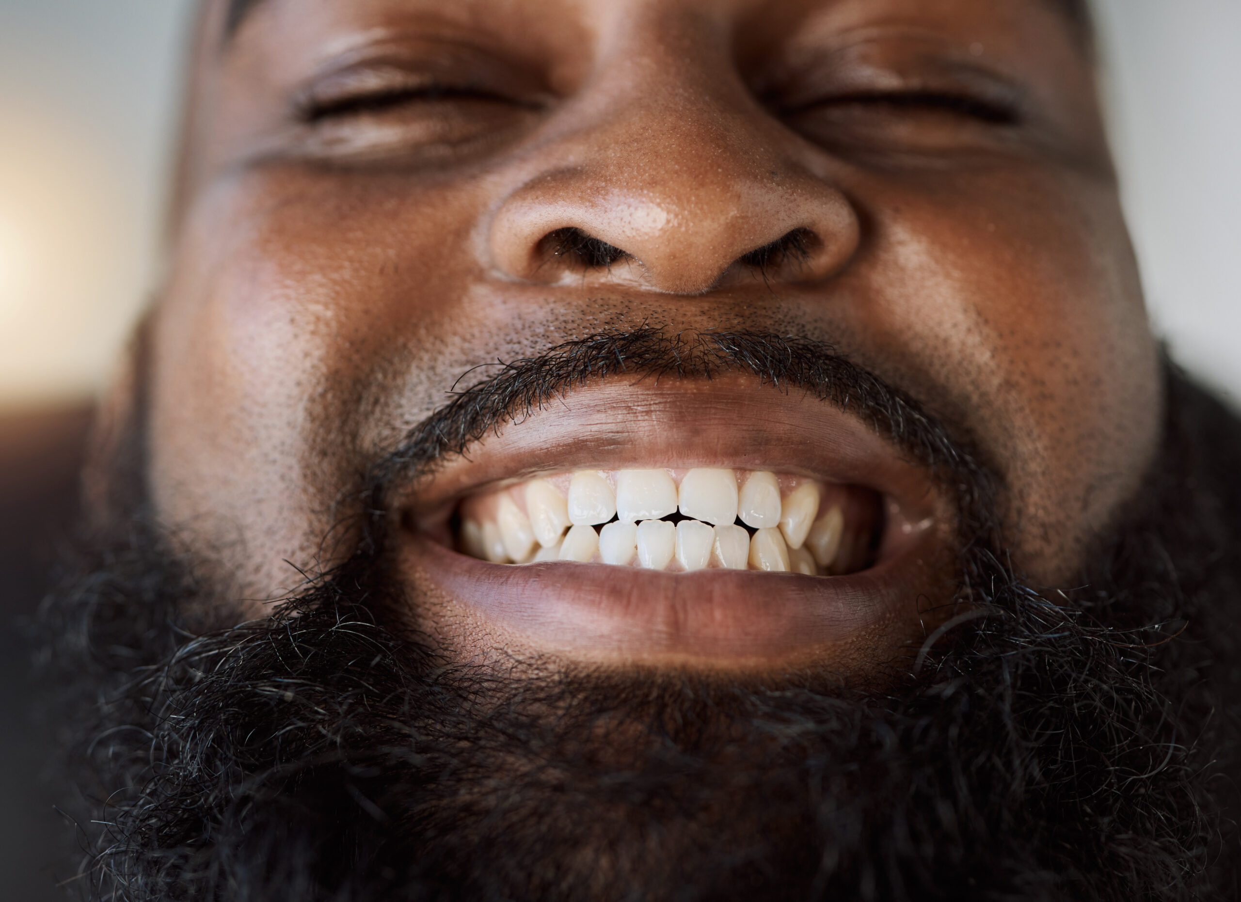 Imagem mostrando um homem com dentes de serrinha sorrindo.