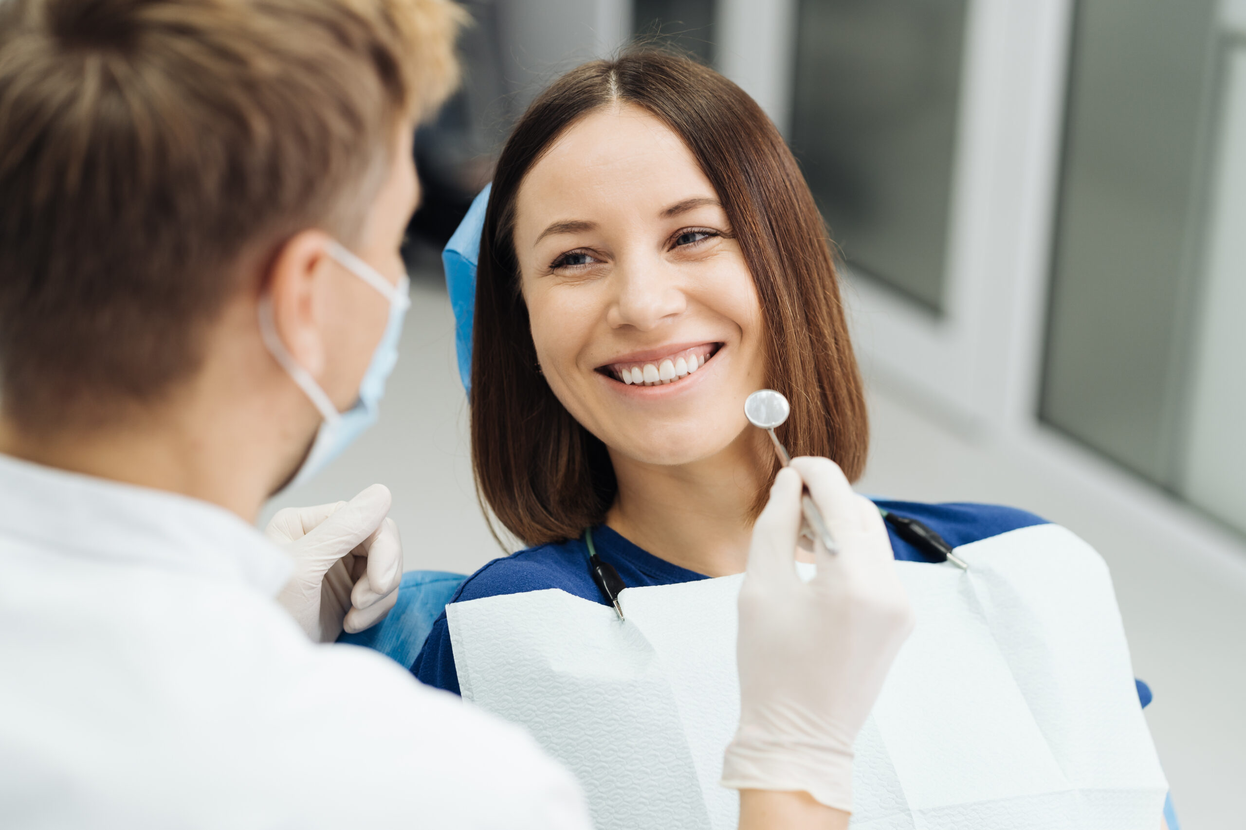 Paciente consultando com o dentista, em uma consulta de odontologia preventiva.