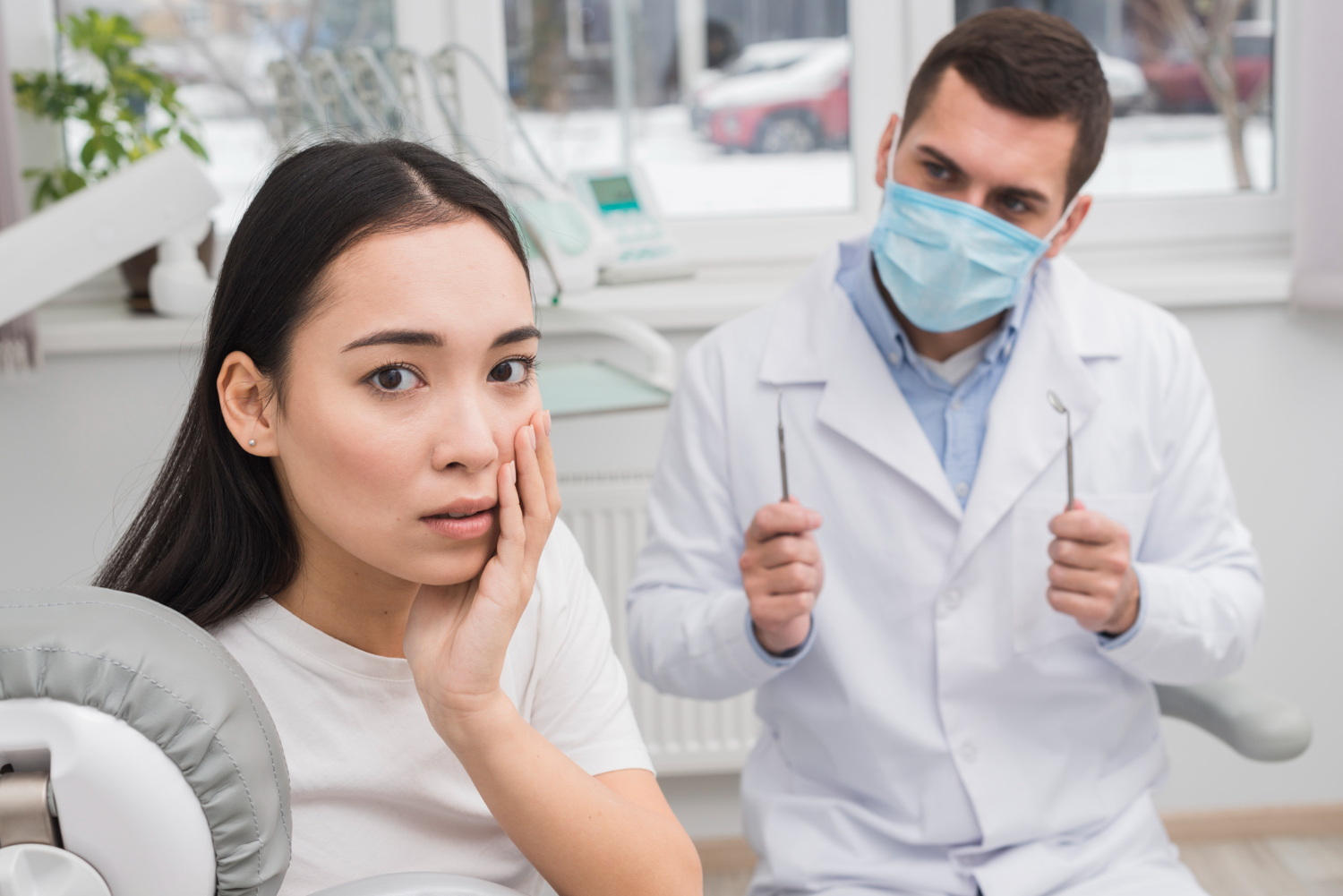 Mulher com medo de dentista, passando por uma consulta odontológica.