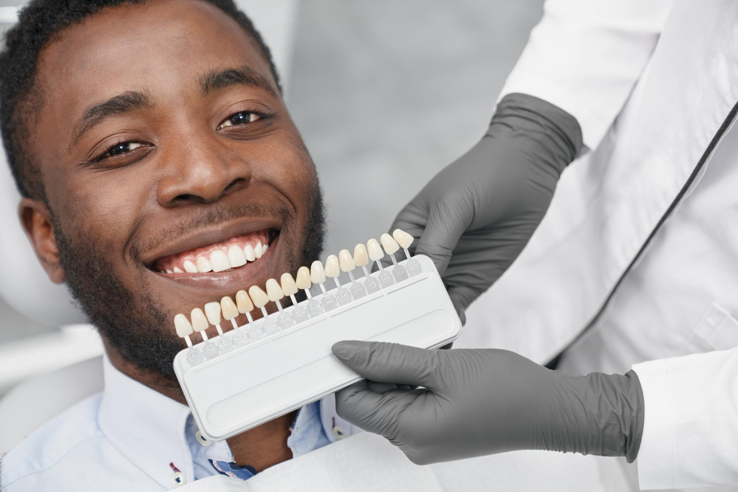 Imagem sobre implantes dentários em Belford Roxo, mostrando um homem consultando sua dentista sobre a necessidade dos implantes.